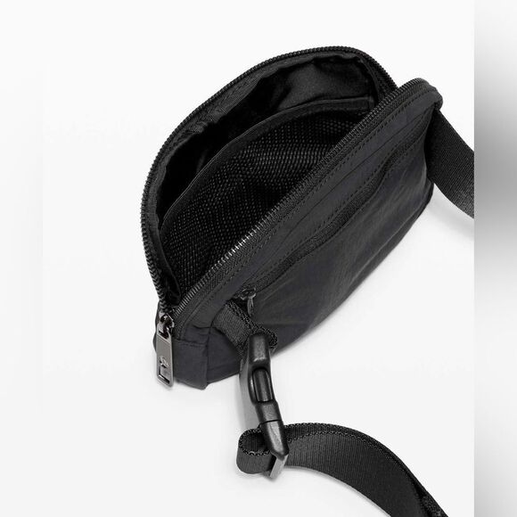 Lululemon Everywhere Belt Bag *Crinkle Nylon 1L Black - Picture 3 of 10